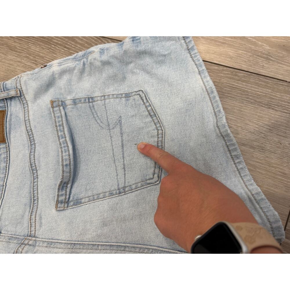 american eagle Light wash relaxed short size 10 - Picture 6 of 9